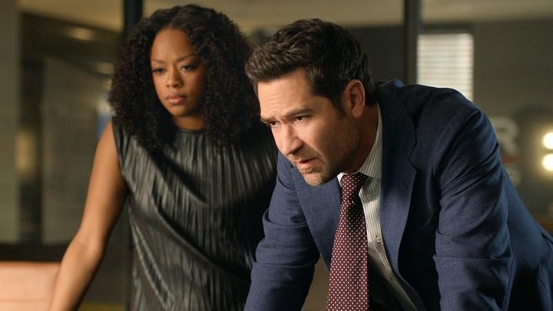 ایزی لتس و میکی هالر در قسمت 4 از The Lincoln Lawyer Season 4 نقد، نگران به نظر می رسن