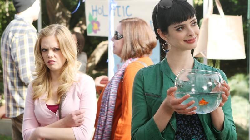 کلویی و جون و یه ماهی قرمز در Don't Trust the B---- In Apartment 23 ترتیب تماشا