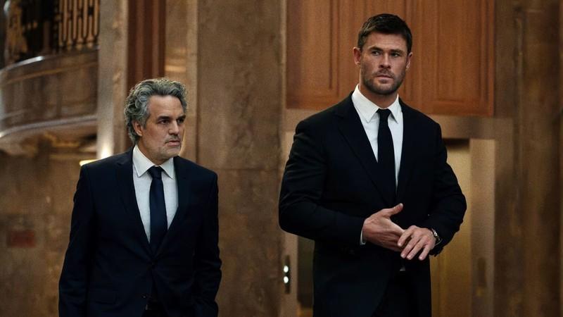 کریس همسورث و مارک رافلو در فیلم Crime 101. Crime 101 دلایل موفقیت فیلم