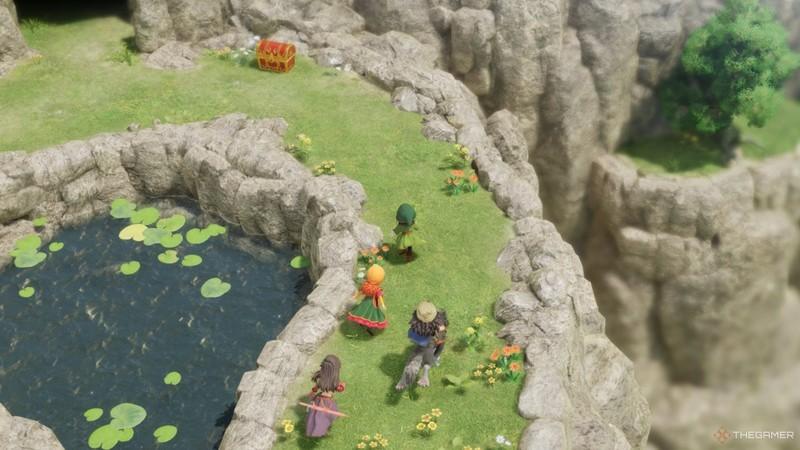 گروه در حال دویدن بین یک برکه و صخره به سمت یک صندوقچه در Dragon Quest 7 Reimagined. این صحنه یکی از Dragon Quest 7 Reimagined تفاوت ها را به تصویر می کشد.