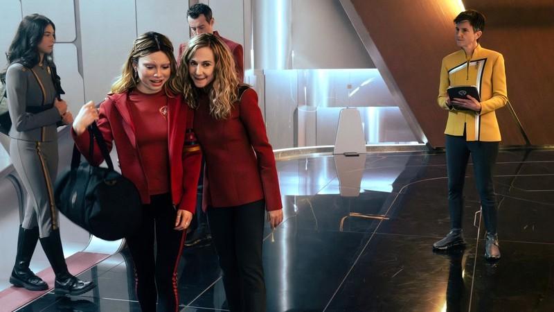 Captain Ake hugs Genesis Lythe-1 Star Trek: Starfleet Academy توضیح هفتم