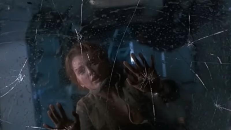 سارا (جولین مور) که روی شیشه شکسته بی حرکت مانده در The Lost World: Jurassic Park، یکی از ترسناک ترین صحنه های Jurassic Park