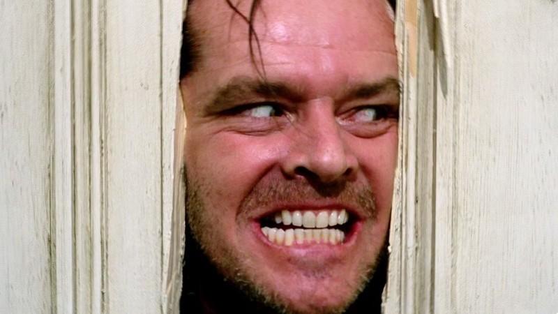 Jack Nicholson as Jack Torrance in the door in The Shining – اشتباهات اقتباس های سینمایی