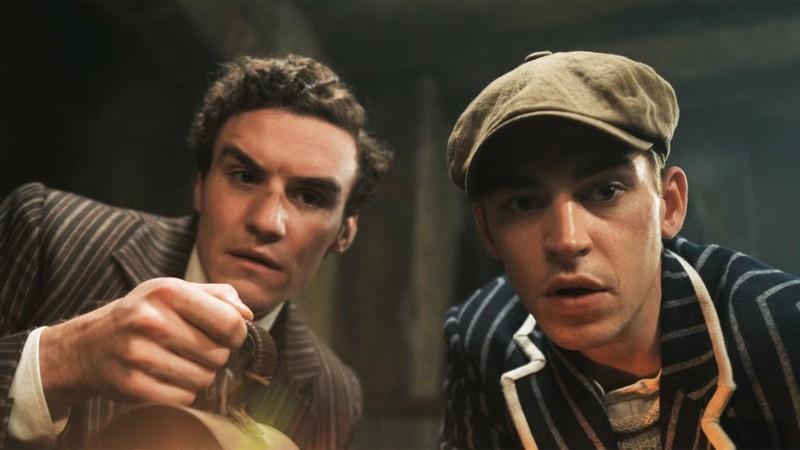 شرلوک و موریارتی با تعجب در قسمت اول Young Sherlock نگاه می کنند، پیش نمایشی برای Young Sherlock فصل دوم