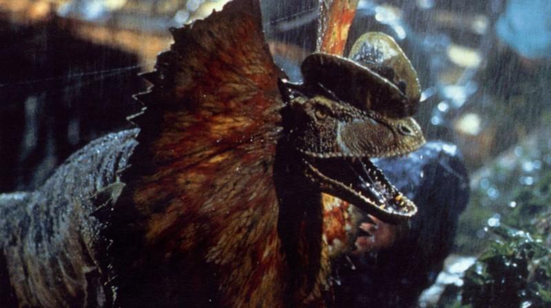 جیغ کشیدن Dilophosaurus با یال های باز در Jurassic Park (1993)، از ترسناک ترین صحنه های Jurassic Park