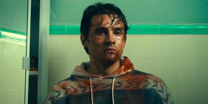 مایکل جانستون در نقش بیر که در فیلم Obsession 2025 پریشون و خونی به نظر می رسه؛ بررسی فیلم Obsession و Stephen King