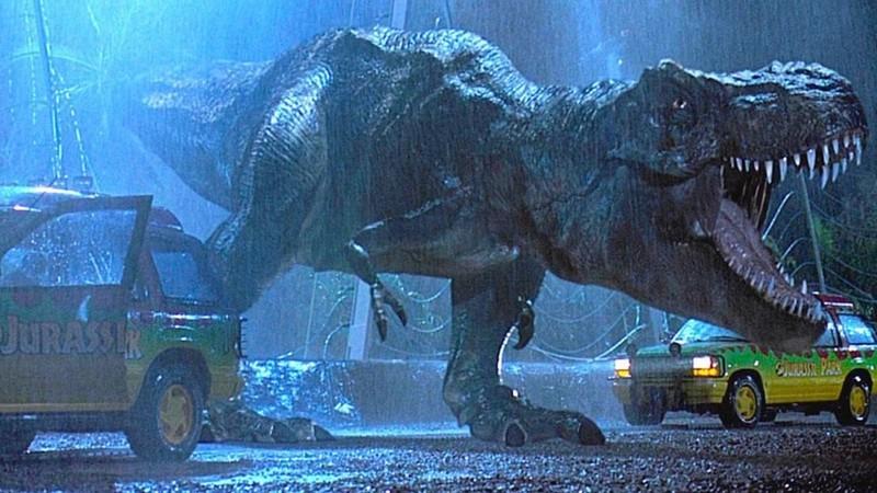 فرار تیرانوسوروس از محوطه اش بین دو ماشین در Jurassic Park، صحنه ای نمادین از ترسناک ترین صحنه های Jurassic Park