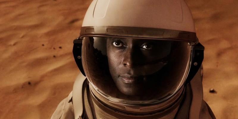 دو در لباس فضانوردی که روی سطح مریخ به بالا خیره شده، در فصل 4 سریال For All Mankind