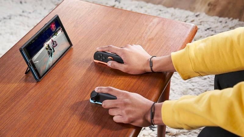 بازیکنی با پلیور زرد که در حال استفاده از JoyCon کنسول Nintendo Switch 2 است، یکی از ترندهای GDC 2026.