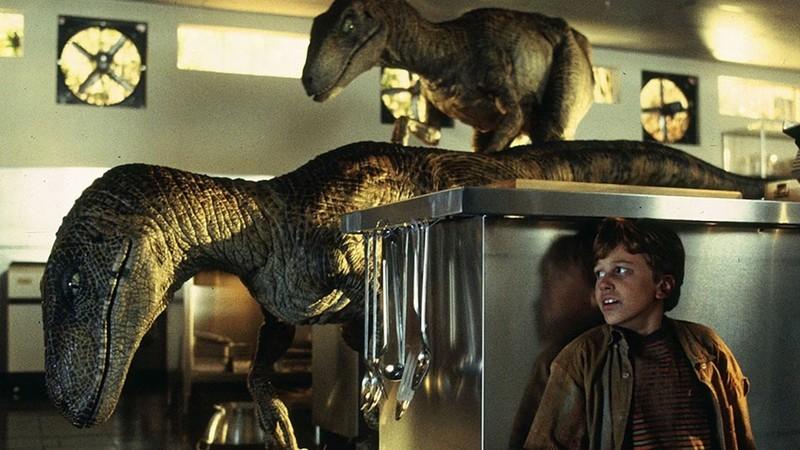 تیم در حال قایم شدن از دست دو رپتور در آشپزخانه در Jurassic Park، بی شک از ترسناک ترین صحنه های Jurassic Park