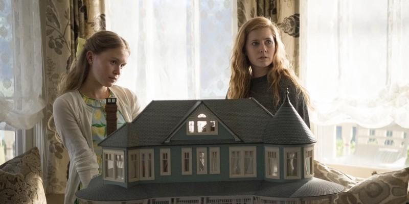 Sharp Objects پیچش نهایی: آما کرلین (الایزا اسکنلن) و کامیل پری کر (ایمی آدامز) پشت یک خونه عروسکی