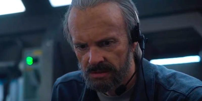 سرنوشت Ed Baldwin For All Mankind: اد در حالی که هدست به سر دارد و نگران به نظر می رسد، در قسمت 10 فصل 4 سریال For All Mankind