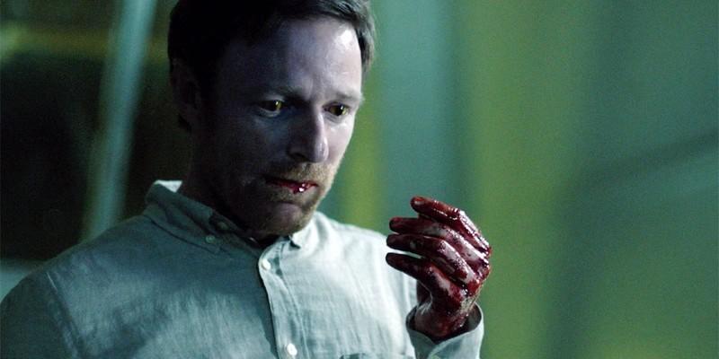 شخصیت «رینارد روباهه» دستش رو که به خون قربانیش آغشته شده، بالا گرفته، یادآور تاریکی سریالی مثل The Magicians.