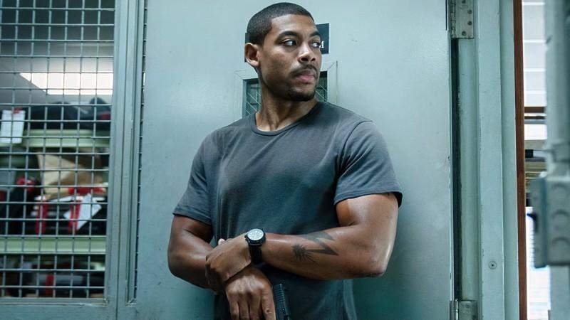 آرون پیر در نقش ریچموند در حالی که در فیلم Rebel Ridge اسلحه به دست گرفته؛ Aaron Pierre در A Fistful of Dollars