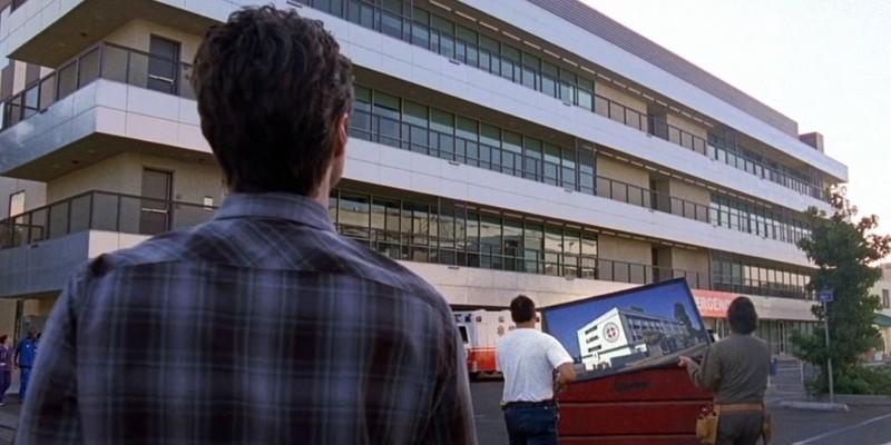 جی دی در حال نگاه کردن به Sacred Heart جدید، نشانه ای از اینکه Scrubs فصل 9 را پاک کرد