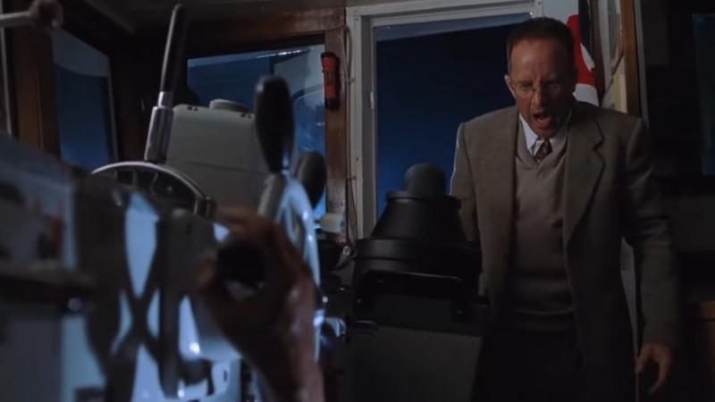 لادلو شوکه شده و در حال نگاه کردن به یک دست قطع شده در قایق در The Lost World: Jurassic Park، از جمله ترسناک ترین صحنه های Jurassic Park