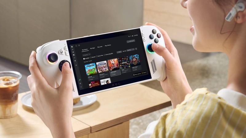 بازیکنی که کنسول دستی سفید ROG Xbox Ally X را نگه داشته، نمادی از وضعیت PC به عنوان یکی از ترندهای GDC 2026.