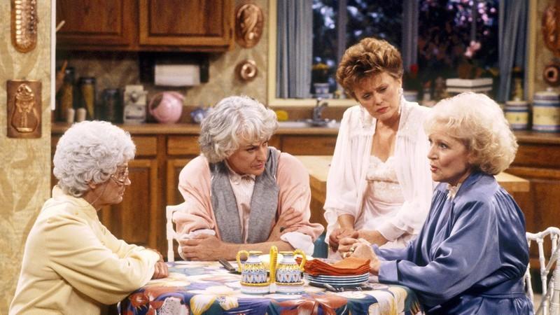 چهار شخصیت اصلی دور میز آشپزخانه در Golden Girls