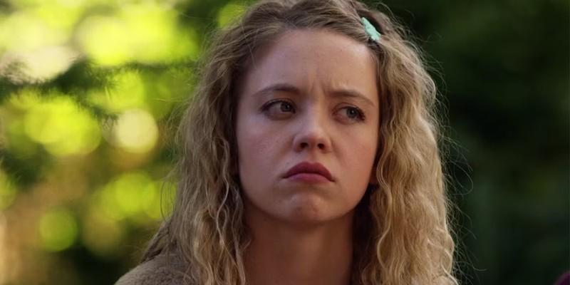 Sydney Sweeney در نقش Emaline frowning in Everything Sucks, یکی از بهترین سریال های Sydney Sweeney
