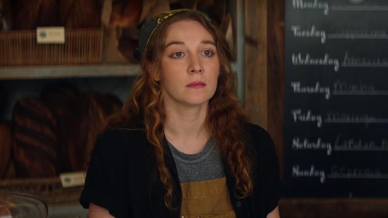 تفاوت سریال Netflix Vladimir و کتاب - لیلا در نانوایی در قسمت اول Vladimir ایستاده است