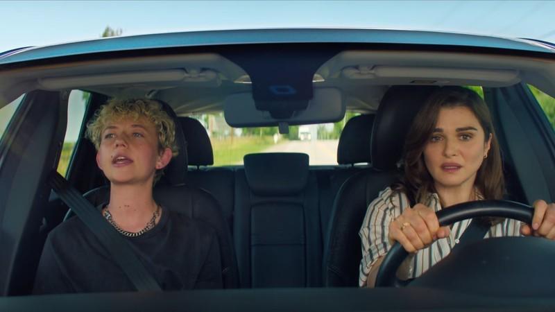 تفاوت سریال Netflix Vladimir و کتاب - الن رابرتسون و ریچل وایس در ماشین در Vladimir