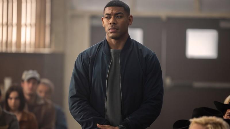 آرون پیر در اتاقی در سریال Lanterns و John Stewart