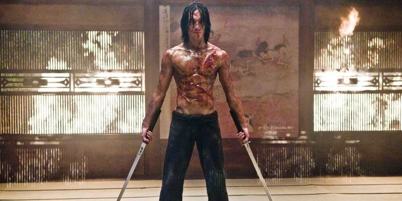 رِین در حال نگه داشتن دو شمشیر در Ninja Assassin - سریال Bloodhounds فصل دوم