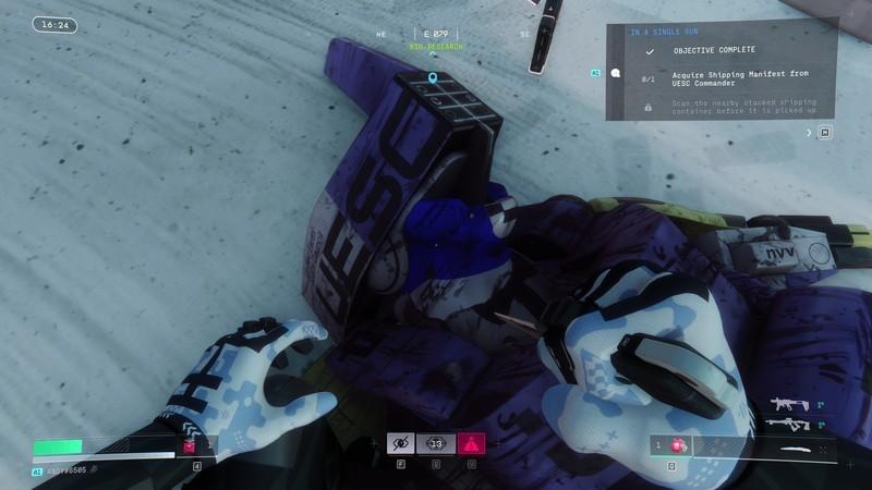 آساسین بالای سر یک فرمانده مرده UESC با یک چاقو در Marathon بازی تکی