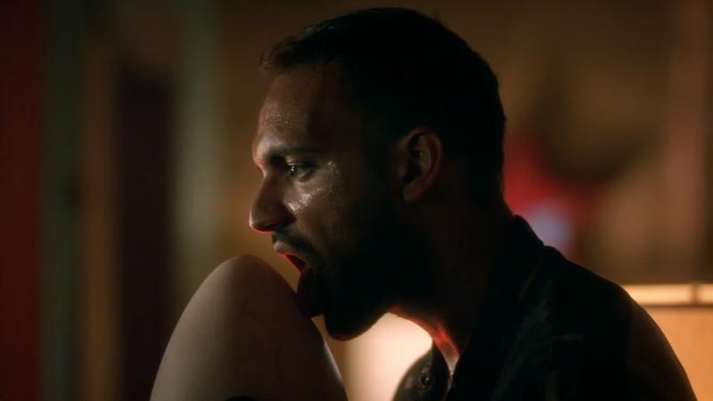 اژدهای عجیب The Magicians: پنی یک تخم اژدها را در The Magicians می لیسد