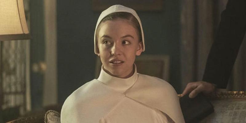 Sydney Sweeney در نقش Eden با لباس سفید در The Handmaid's Tale, از بهترین سریال های Sydney Sweeney