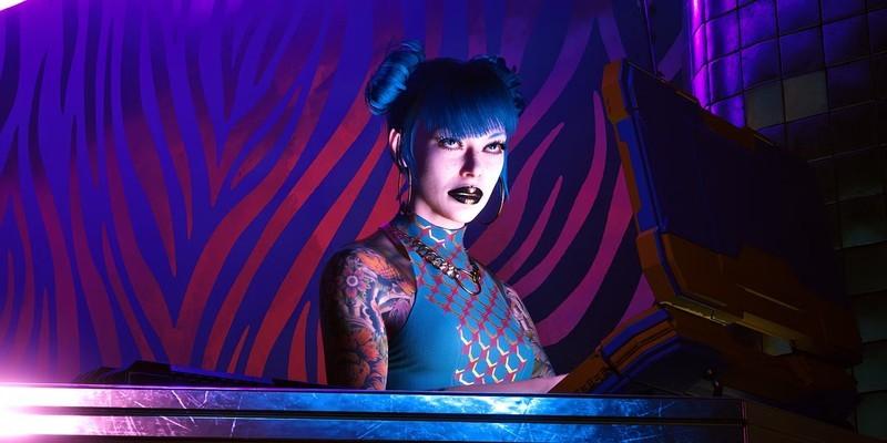 Cyberpunk 2077 دیگر DLC ندارد - یک کاراکتر NPC که پشت پیشخوان در Cyberpunk 2077 نشسته است