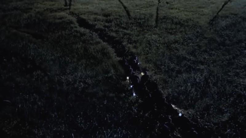 رپتورهایی که در حال تعقیب شکارچی ها از میون علف های بلند در The Lost World: Jurassic Park، یکی از ترسناک ترین صحنه های Jurassic Park