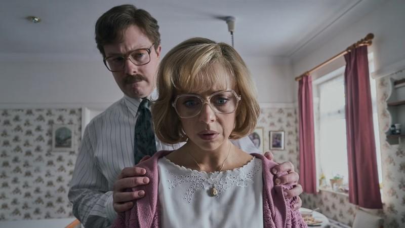 ورنون و پتونیا دورسلی در حال نگاه کردن به نامه هاگوارتز هری در Harry Potter and the Philosopher's Stone - پتونیا دورسلی Harry Potter HBO