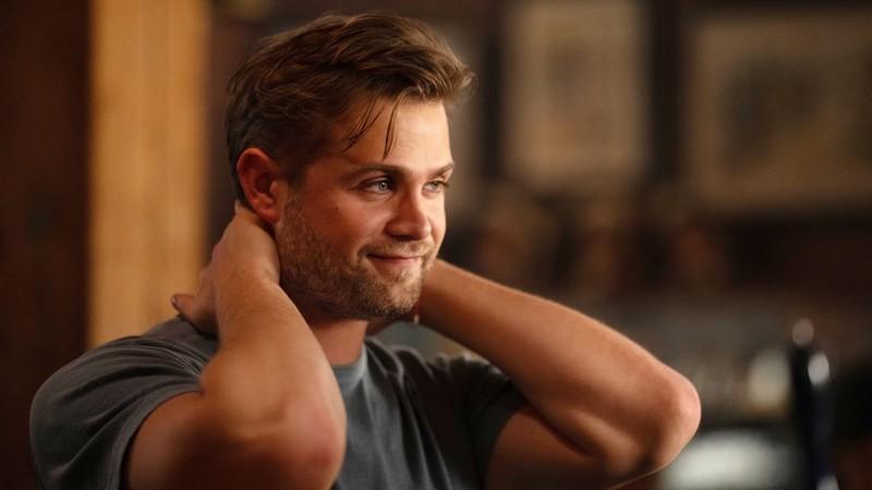 تفاوت سریال Netflix Vladimir و کتاب - لئو وودال در حالی که دست هاش رو روی گردنش گذاشته در Vladimir