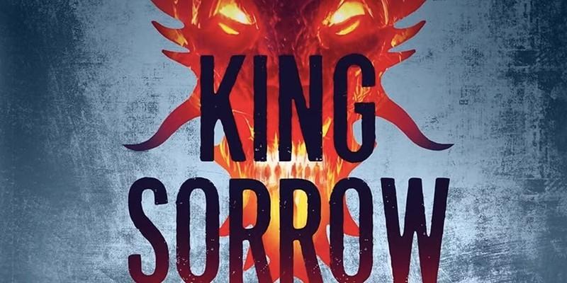 روی جلد کتاب King Sorrow تصویری از یک اژدها به همراه عنوان کتاب دیده می شود؛ بهترین جانشین برای سریالی مثل The Magicians
