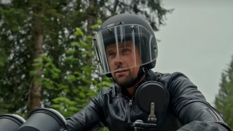 مرگ Brady در Virgin River: بردی موتورسیکلت خود را در فصل 7 Virgin River می راند.