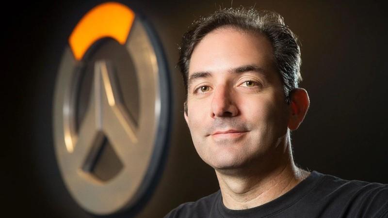 A close up of Jeff Kaplan in front of the Overwatch logo. دلایل اینکه چرا Jeff Kaplan از Overwatch رفت مشخص شد.