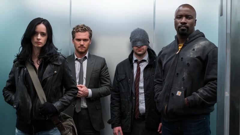 بهترین سریال های Marvel Netflix: تیم اصلی سریال The Defenders در حال ایستادن در آسانسور