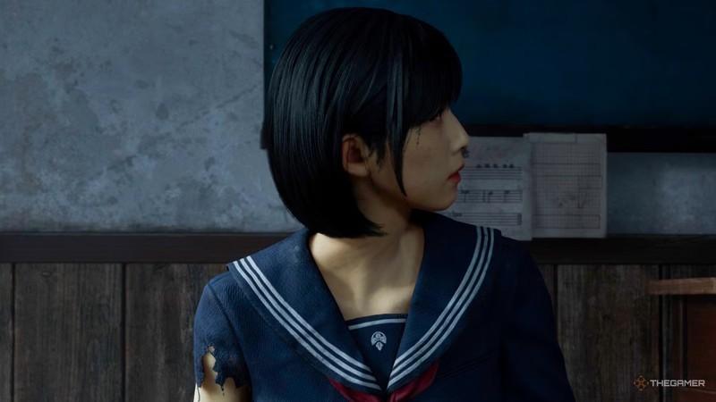 هیناکو فوکامی در بازی Silent Hill f، در حالی که در کلاس درس نشسته و آستینش پاره شده؛ نمادی از رقابت Clair Obscur مقابل Silent Hill f Famitsu.