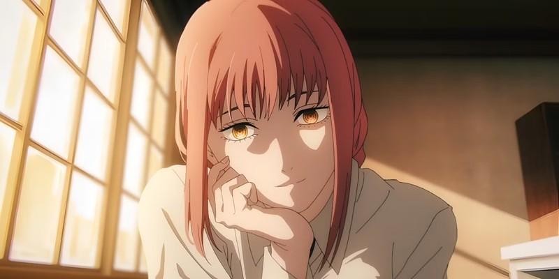 ماکیما، از بهترین شرورهای انیمه، با موهای صورتی و چشم های درخشان در حالی که لبخ می زند، چانه اش را روی دست هایش گذاشته است.