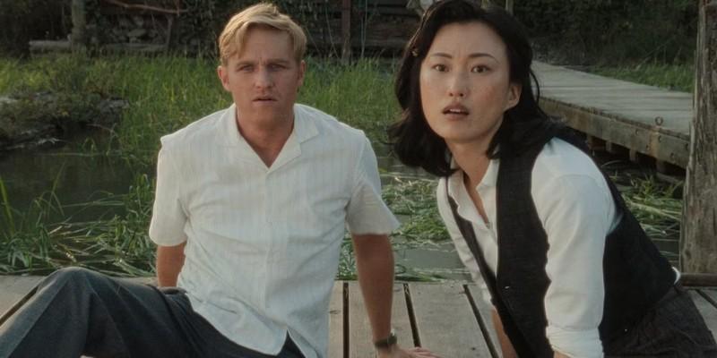 لی شاو و کیکو روی یک اسکله در Monarch Legacy of Monsters، پیش از افشای راز کیکو و لی