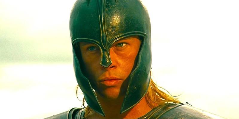 Brad Pitt as Achilles wearing a battle helmet and glaring menacingly in Troy – اشتباهات اقتباس های سینمایی
