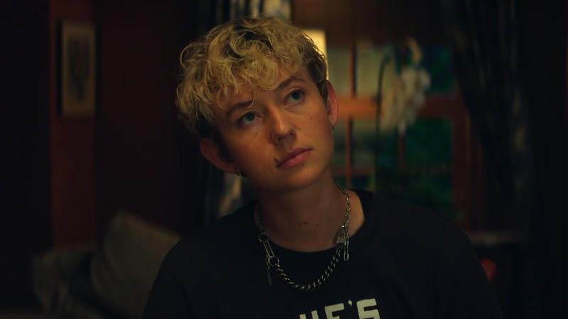 تفاوت سریال Netflix Vladimir و کتاب - سید با ناامیدی در قسمت 4 Vladimir به بالا نگاه می کند