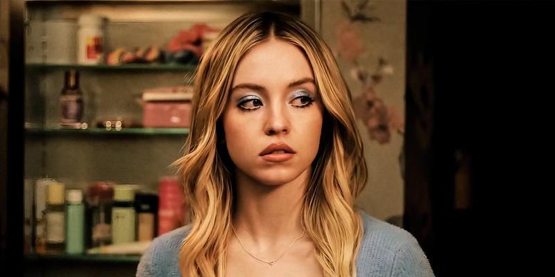 کسی هاوارد در Euphoria, یکی از بهترین سریال های Sydney Sweeney, به بغل نگاه می کند