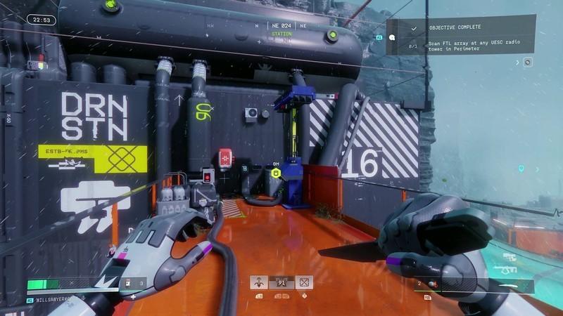 آموزش Marathon Welcome to Tau Ceti - بازیکن در حال نگاه کردن به دستگاه آبی رنگ FTL array در Perimeter Station