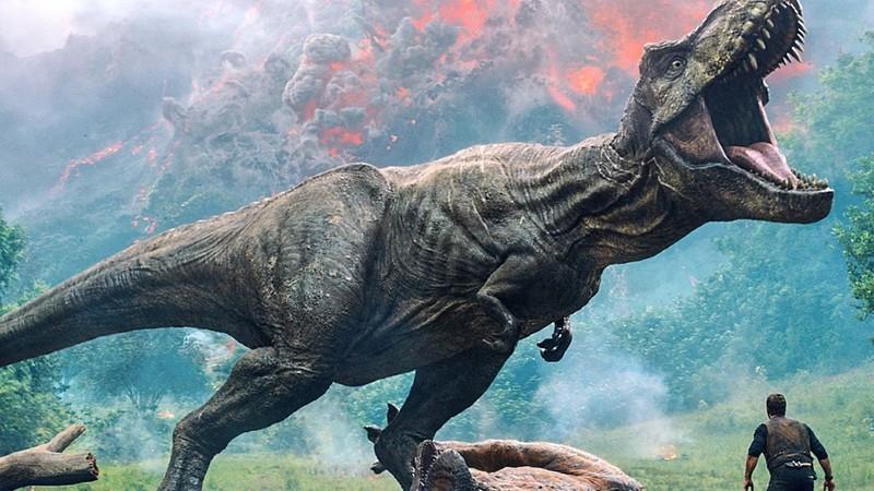 The T-Rex roars in Jurassic World Fallen Kingdom - بهترین سریال Jurassic World نتفلیکس