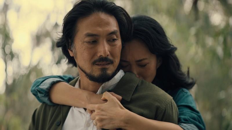 کیکو در حال بغل کردن هیروشی از پشت در فصل 2 Monarch: Legacy of Monsters - توضیح مرگ Hiroshi Monarch