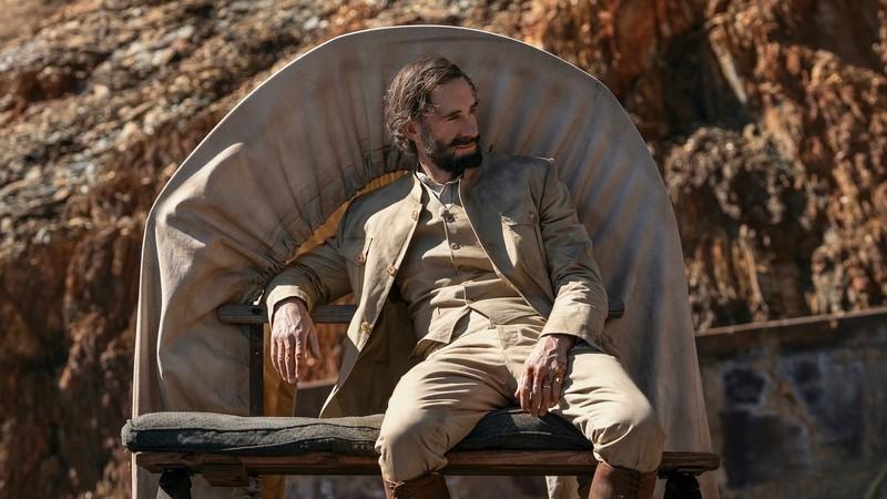 جوزف فاینز در نقش سایلاس هلمز در Young Sherlock پایان فصل 1 توضیح