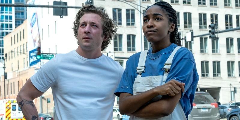 کارمی و سیدنی در حال نگاه کردن به بیرون از تصویر در سریال The Bear شاهکار