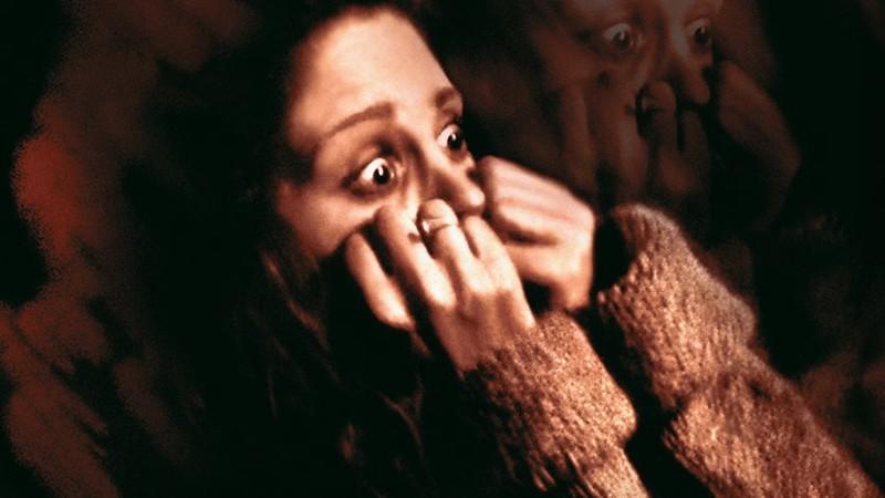 سریال های مشابه Something Very Bad Is Going to Happen: پوستر فیلم He Knows You're Alone زنی وحشت زده را نشان می دهد